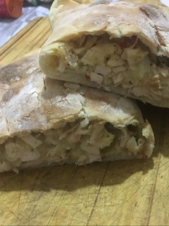 Una foto de Calzone relleno de pollo