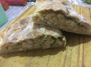 Una foto de Calzone relleno de pollo