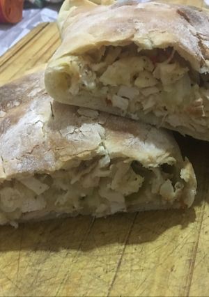 Una foto de Calzone relleno de pollo