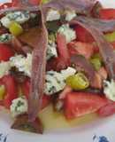 Ensalada de tomates, queso azul y anchoas