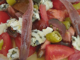 Ensalada de tomates, queso azul y anchoas
