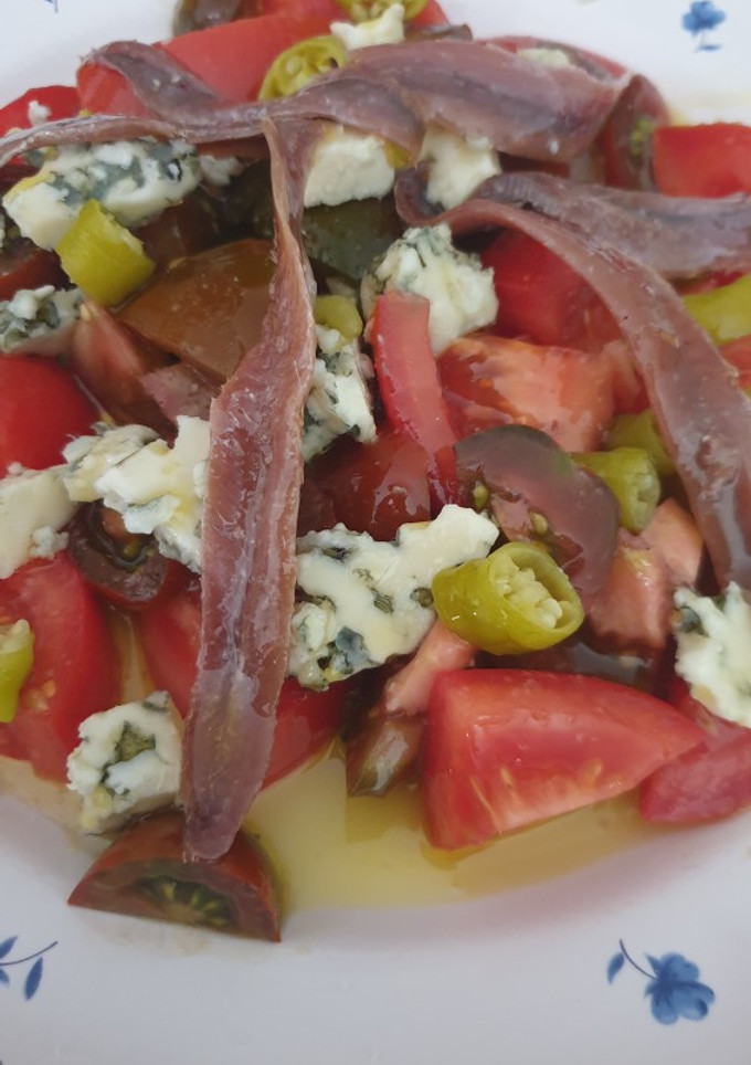 Una foto de Ensalada de tomates, queso azul y anchoas