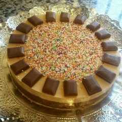 Una foto de Tarta de turrón y chocolate