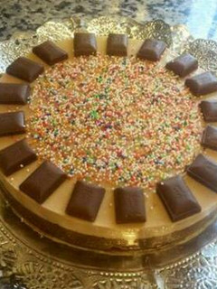 Una foto de Tarta de turrón y chocolate