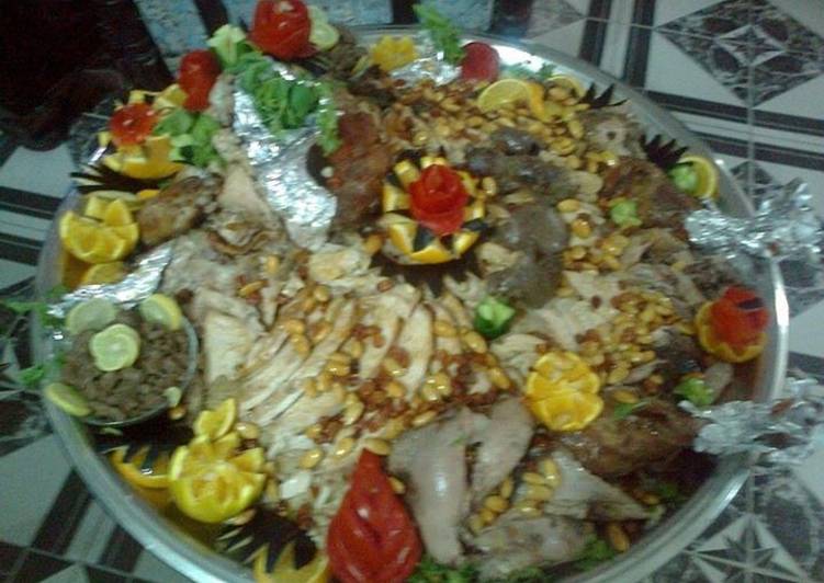 ديك رومي روستو مع أرز بالخلطة والمكسرات