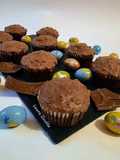 Muffin al cacao e albumi ricoperti da glassa Rocher