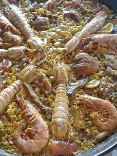 Una foto de Paella mixta con galeras y gambas