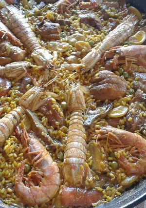 Una foto de Paella mixta con galeras y gambas