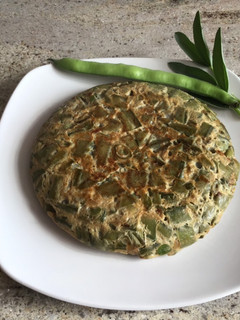 Una foto de Tortilla de habas