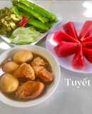 Cơm đơn giản nhà mình: thịt kho trứng, rau và dưa hấu ăn kèm