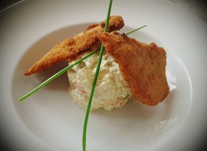 Una foto de Filetes de solomillo de cerdo empanados con ensaladilla