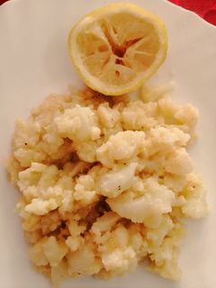 Una foto de Coliflor con ajo y limón