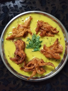 કઢી પકોડા રેસીપી મુખ્ય ફોટો