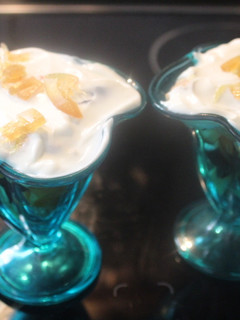Una foto de Copa de higos y albaricoques con yogurt griego