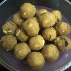 A picture of Besan Ladoo.