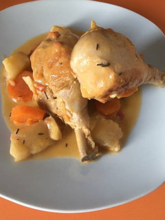 Una foto de Pollo guisado al tomillo con tocino
