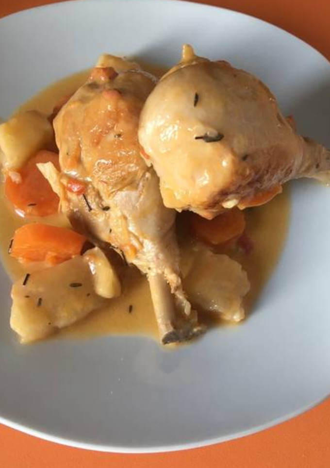 Una foto de Pollo guisado al tomillo con tocino