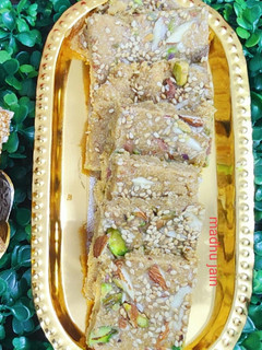 तिल गुड़ की गजक(til gud ki gajak recipe in hindi) रेसिपी मुख्य फोटो