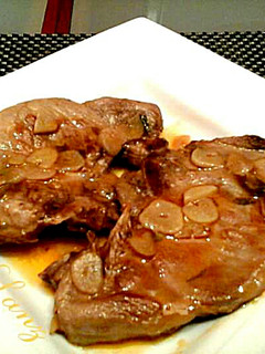 Una foto de Chuletas de cerdo en salsa de ajos