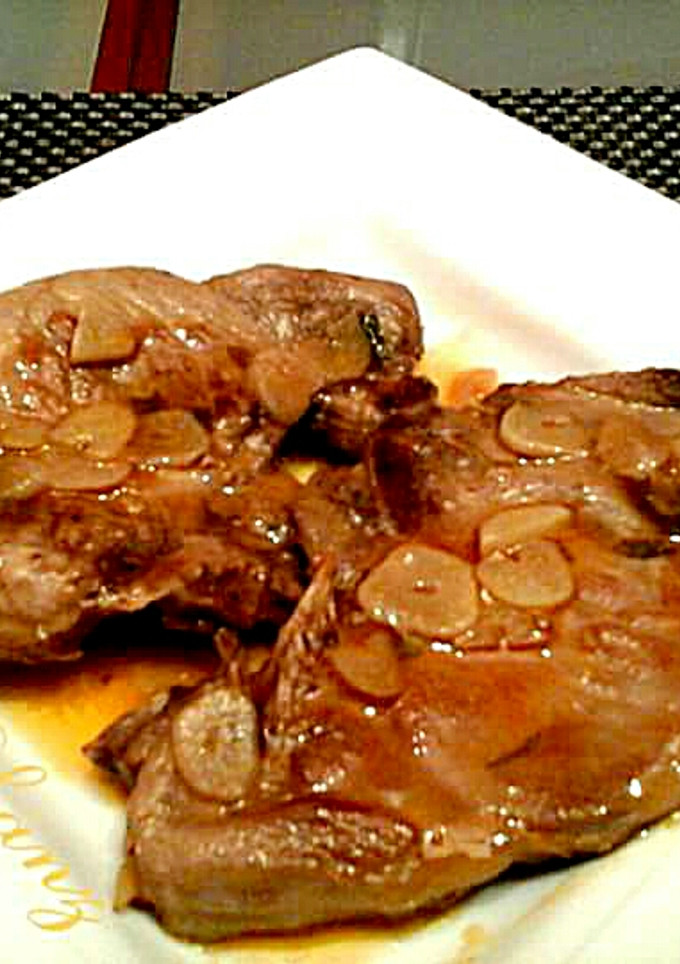 Una foto de Chuletas de cerdo en salsa de ajos