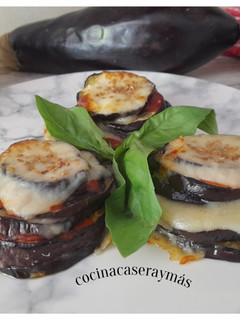Una foto de Milhojas de berenjenas con pesto y mozzarella