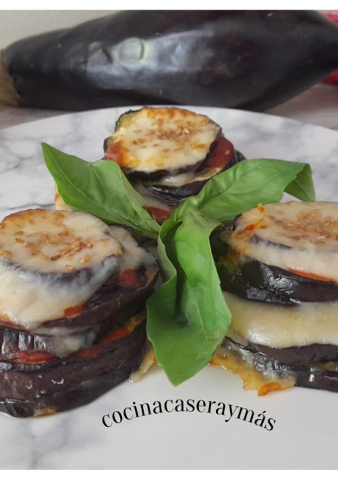 Una foto de Milhojas de berenjenas con pesto y mozzarella