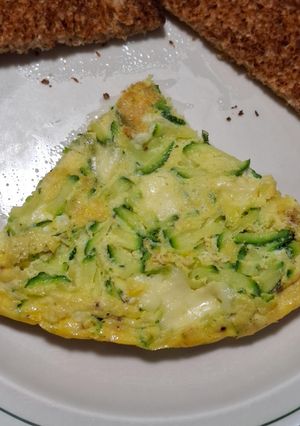 Una foto de Tortilla de huevo con calabacita y queso
