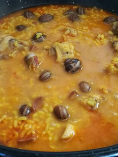 Una foto de Arroz caldoso de conejo y caracoles