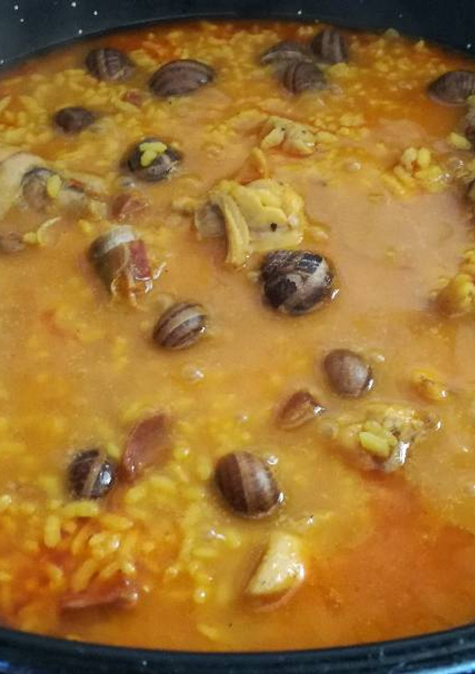 Una foto de Arroz caldoso de conejo y caracoles
