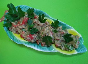 Foto di Insalata di melanzane (melitzanosalata) affumicata, con peperoni cornetti