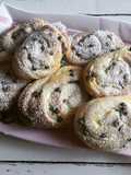 Girelle ripiene di crema e gocce di cioccolato