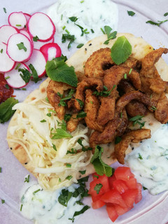 Una foto de Gyros de pollo con repollo encurtido exprés servido en mesa