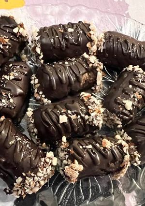 A picture of Almond date eclairs.
