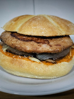 Una foto de Hamburguesa ahumada de pollo con cebolla