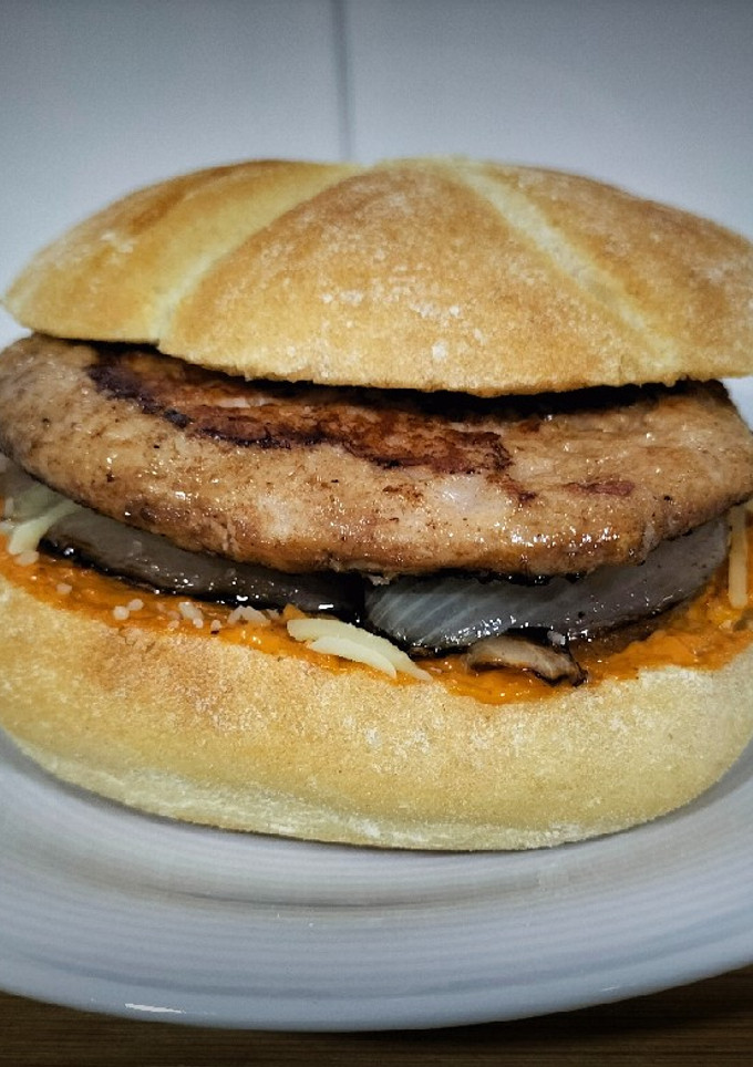 Una foto de Hamburguesa ahumada de pollo con cebolla