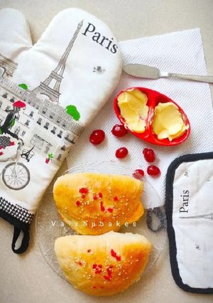 A picture of Calzone with Custard Cream.