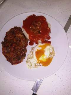 Una foto de Arroz con pisto y huevo frito