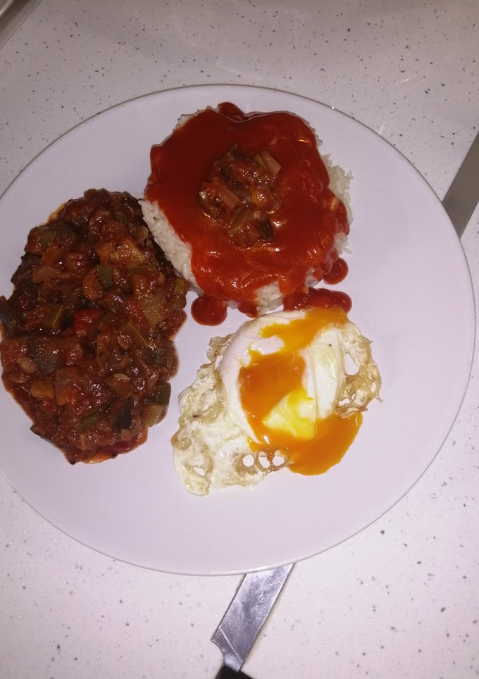 Una foto de Arroz con pisto y huevo frito