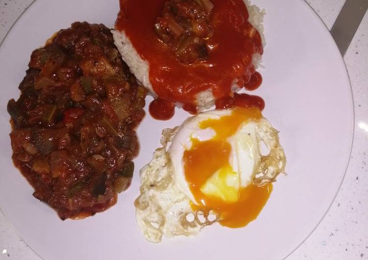 Arroz con pisto y huevo frito