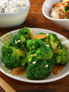 【家樂福廚房】高鈣料理》蒜炒綠花椰菜 的食譜成品照片