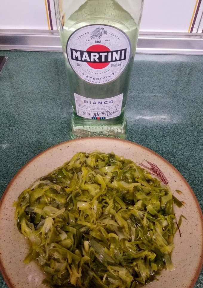 Una foto de Ajos tiernos al Martini blanco 😋👌