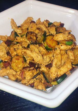 Une photo de Poulet - courgette et chorizo 🤩