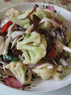 花椰菜炒舞茸菇 的食譜成品照片