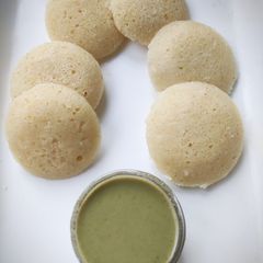 A picture of Rava Idli.