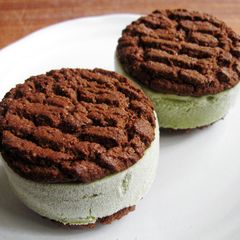 A picture of Matcha Ice Cream Sandwiches.