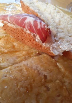 Una foto de Pan casero con margarina y bondiola🍞🍖🤤