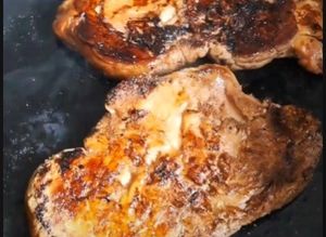 Una foto de Vegano - hongo melena de león marinado, con papas especiadas y coliflor al ajo