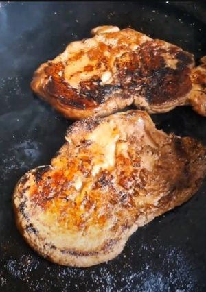 Una foto de Vegano - hongo melena de león marinado, con papas especiadas y coliflor al ajo