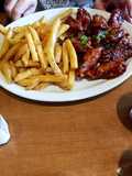 Alitas de pollo con salsa agridulce y papas fritas