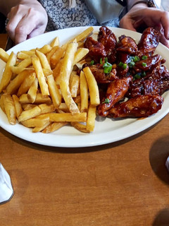 Una foto de Alitas de pollo con salsa agridulce y papas fritas